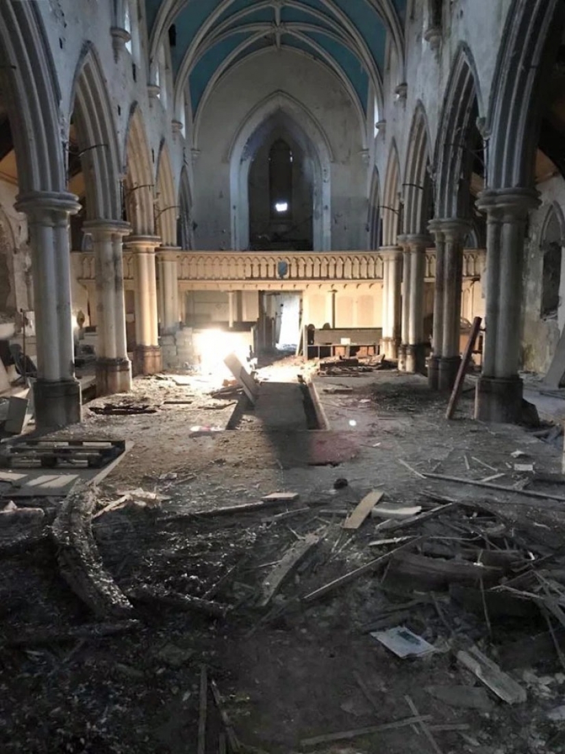 Una pareja del Reino Unido compró una iglesia en ruinas y la convirtió en una mansión de lujo