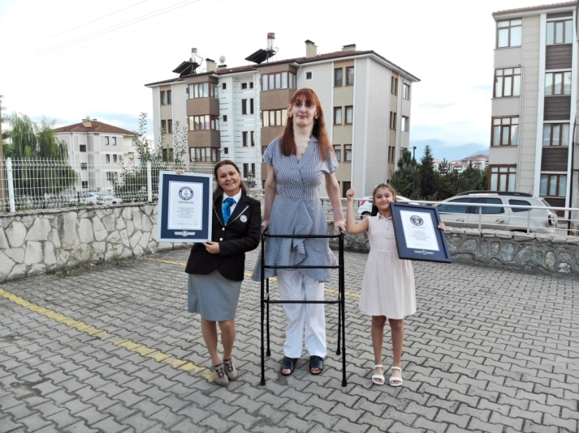 Una residente de Turquía se ha convertido oficialmente en la mujer más alta del mundo