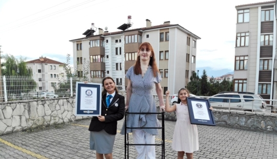 Una residente de Turquía se ha convertido oficialmente en la mujer más alta del mundo