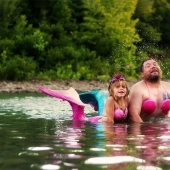 Una sesión de fotos de un padre con una hija pequeña en la imagen de las sirenas conquistó las redes sociales