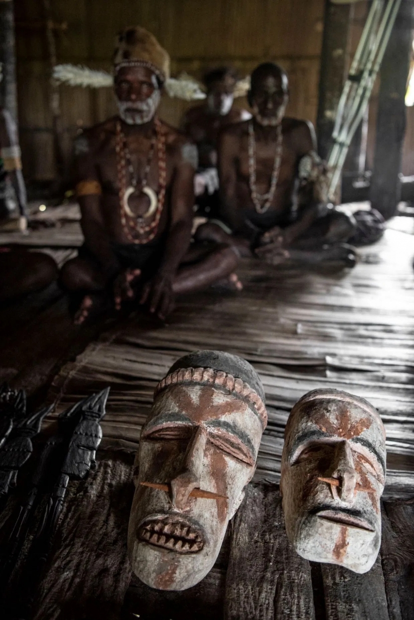 Una tribu de caníbales desde el interior: los caníbales de Nueva Guinea, que se comió la Fundación Rockefeller hace 60 años