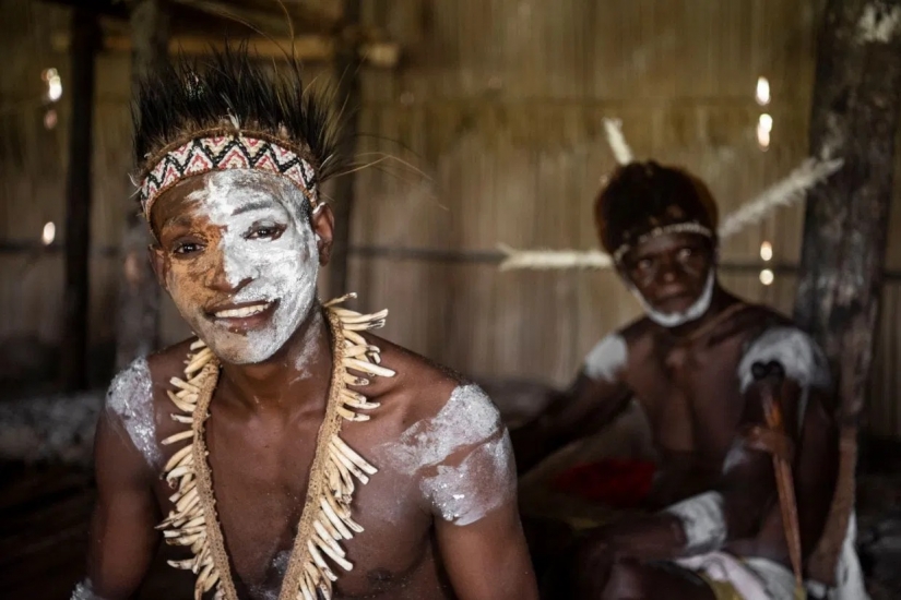 Una tribu de caníbales desde el interior: los caníbales de Nueva Guinea, que se comió la Fundación Rockefeller hace 60 años