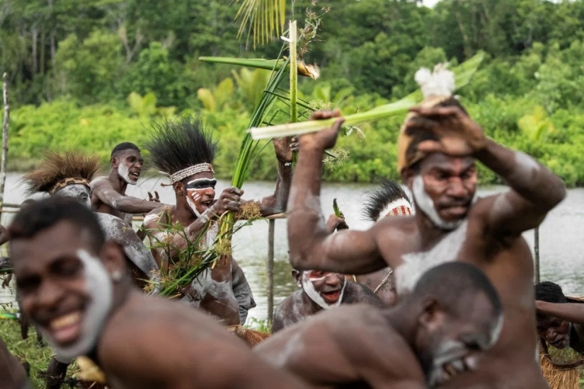 Una tribu de caníbales desde el interior: los caníbales de Nueva Guinea, que se comió la Fundación Rockefeller hace 60 años