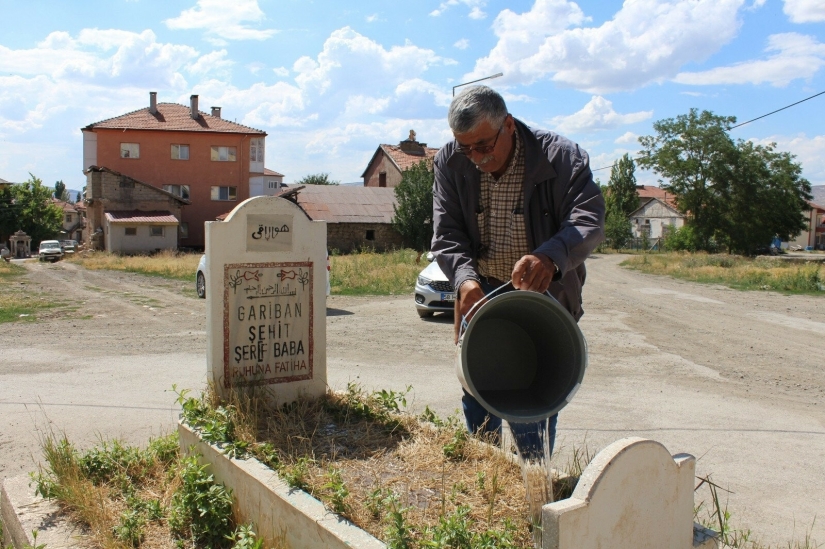 Una tumba mística en medio de un camino en una ciudad turca plantea muchas preguntas