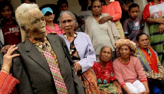 Unusual funeral rituals in Indonesia
