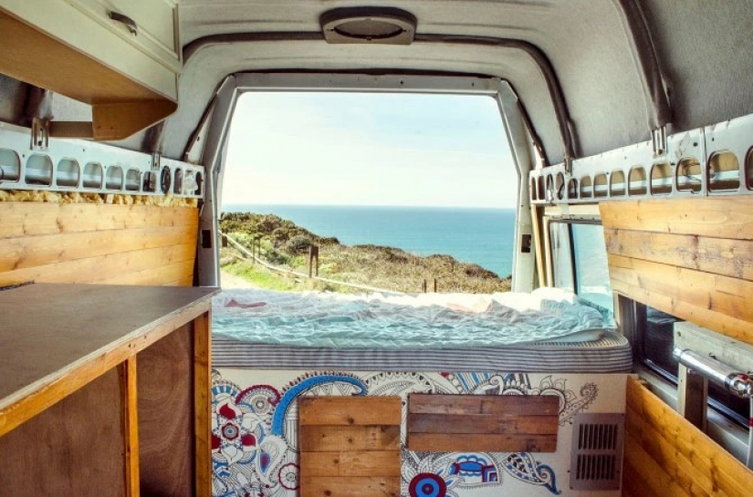 Vida sobre ruedas: una pareja de Cornualles convirtió una minivan barata en una acogedora casa y viaja alrededor del mundo en ella