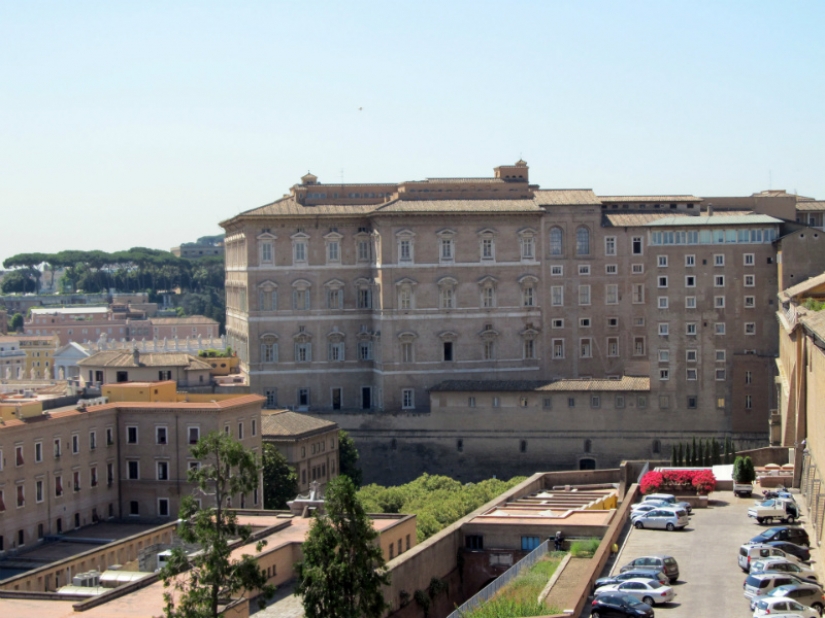 Walking around the Vatican: what lies behind the walls of a separate state in the centre of Rome