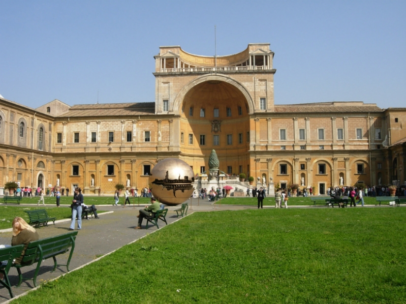 Walking around the Vatican: what lies behind the walls of a separate state in the centre of Rome