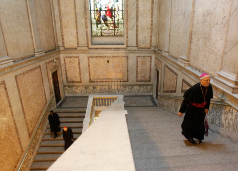 Walking around the Vatican: what lies behind the walls of a separate state in the centre of Rome