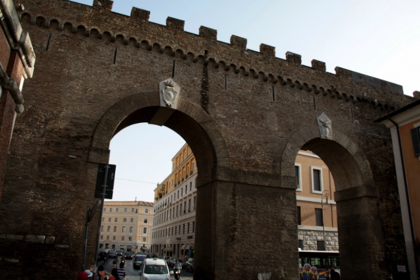 Walking around the Vatican: what lies behind the walls of a separate state in the centre of Rome