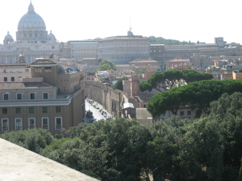 Walking around the Vatican: what lies behind the walls of a separate state in the centre of Rome