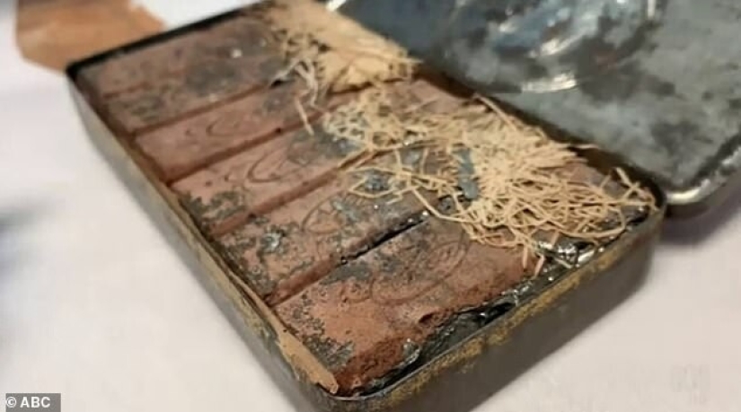 What does a 120-year-old chocolate look like, which was found among the things of an Australian poet