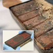 What does a 120-year-old chocolate look like, which was found among the things of an Australian poet