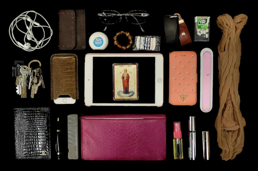 What is stored in women's handbags?