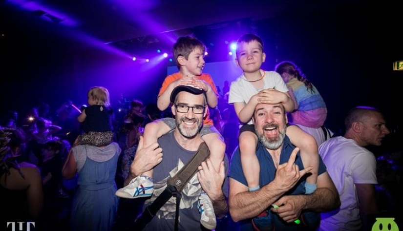 When not sitting at home: parents from the UK go to nightclubs and parties with their children