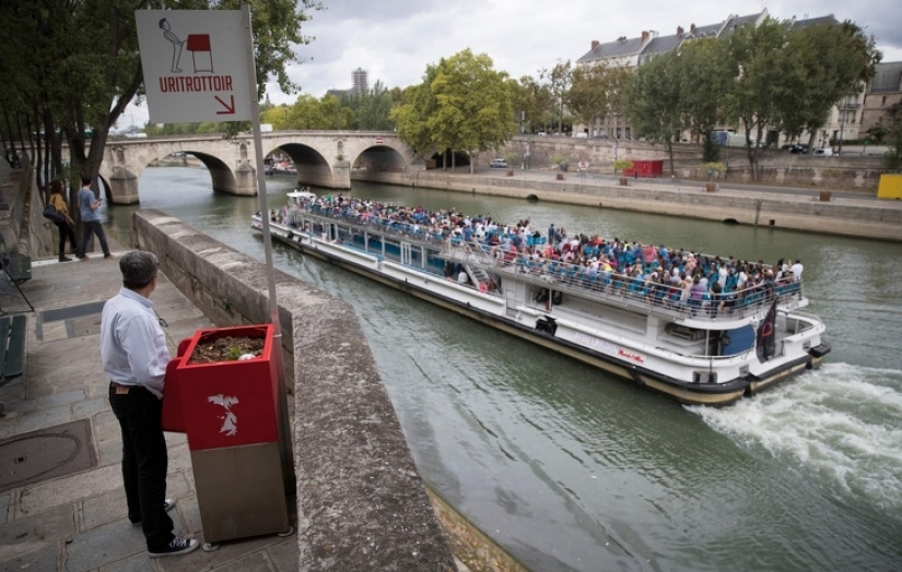 Why are tourists disappointed in Paris?