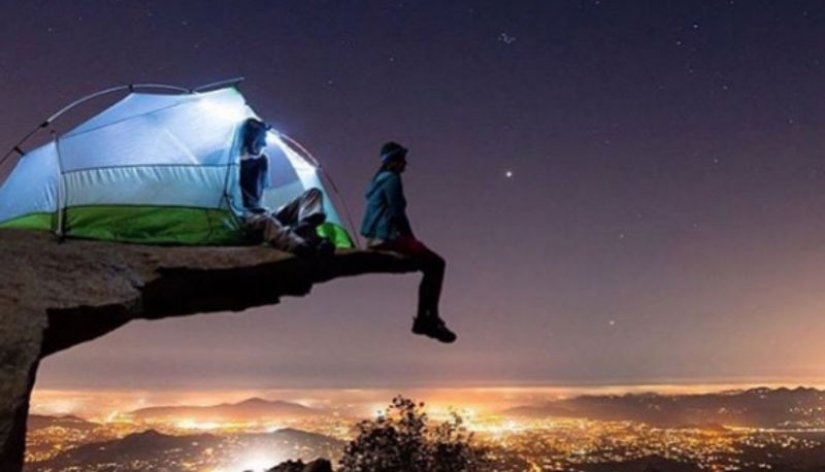 You didn't sleep here: a girl makes fun of the places of extreme sleepovers on Instagram