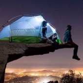 You didn't sleep here: a girl makes fun of the places of extreme sleepovers on Instagram
