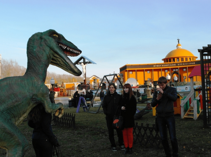 Zona de juegos infantil, un zoológico, un placer entrenador, y otros de entretenimiento Novosibirsk crematorio