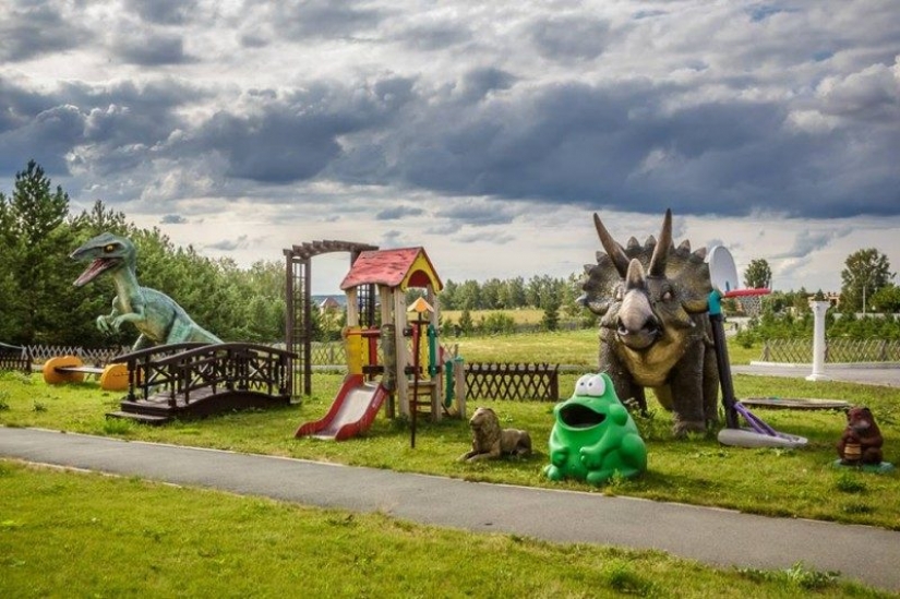 Zona de juegos infantil, un zoológico, un placer entrenador, y otros de entretenimiento Novosibirsk crematorio