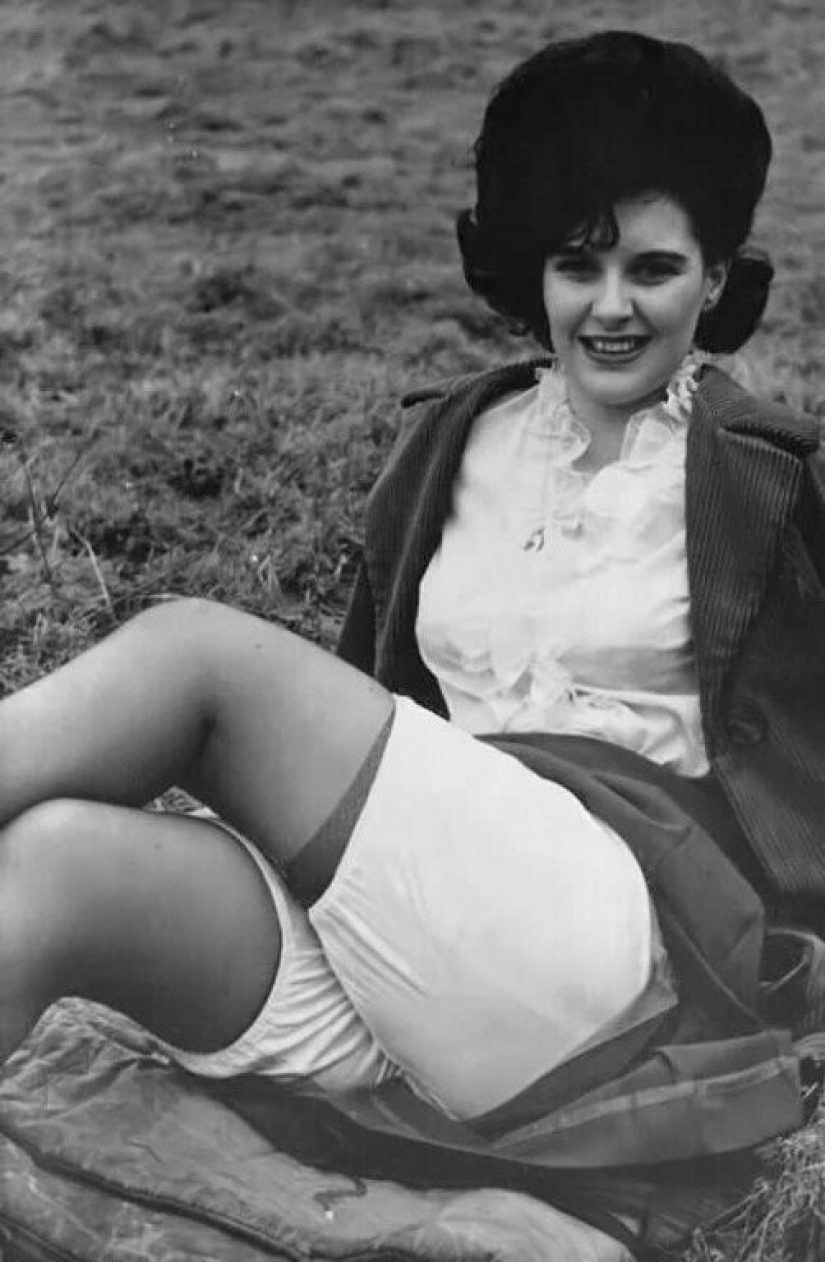 Волосатые тетки в чулках. Красивые советские женщины. Ретро панталоны на женщине. Панталоны женские ретро. Панталоны на женщинах 60-х годов.