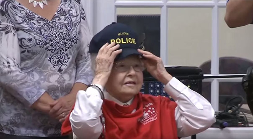 102-year-old grandmother was arrested so that she crossed out the item "To be arrested" from the wish list