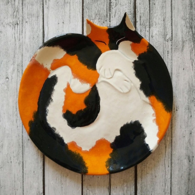 12 beautiful decorative plates in the form of snugly curled cats