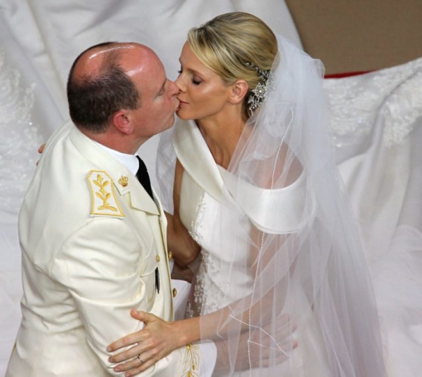 12 Legendary Royal Kisses Caught on Camera