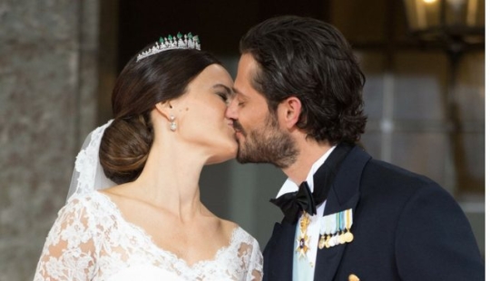 12 Legendary Royal Kisses Caught on Camera