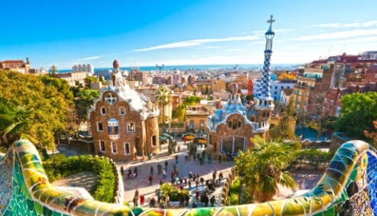 13 Impressive Photos of Antoni Gaudí's Magical Architecture