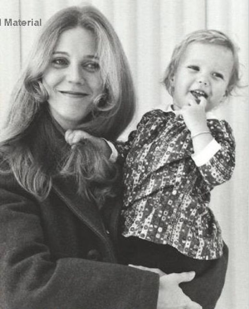 15 intriguing photos of celebrities with their mothers