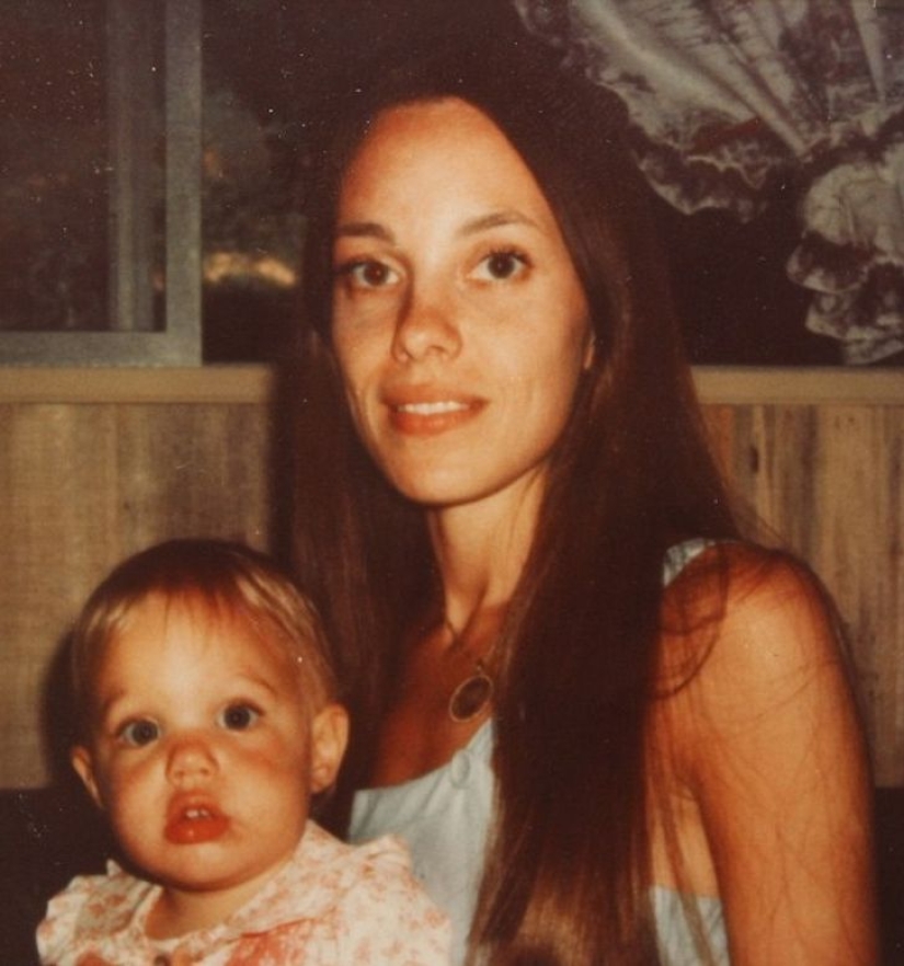 15 intriguing photos of celebrities with their mothers