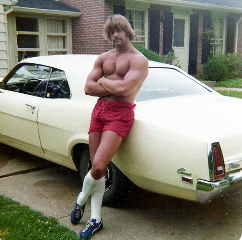 17 photos of men in shorts prove that some trends are better not to return