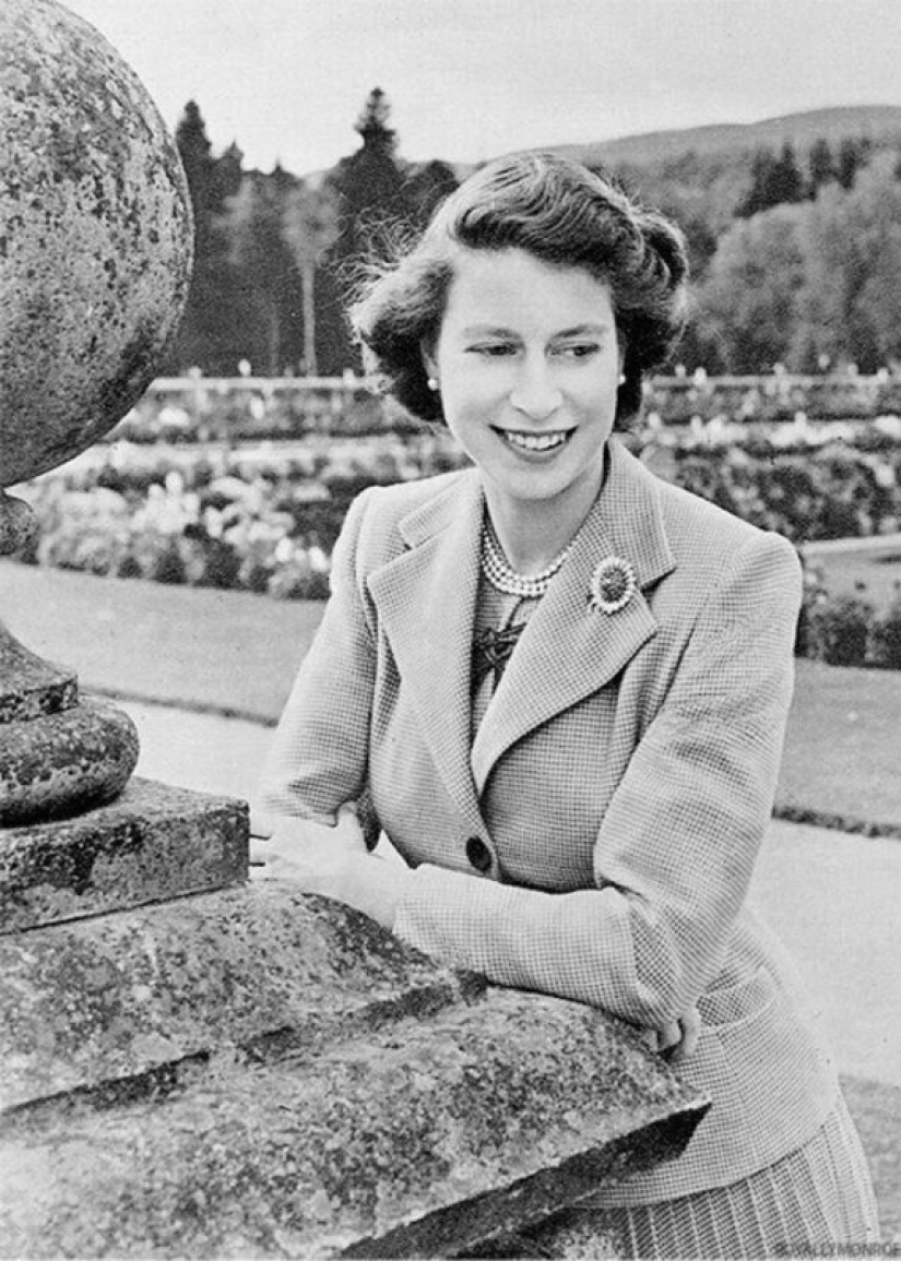 20 black-and-white portraits of a young Elizabeth II in the 1940s