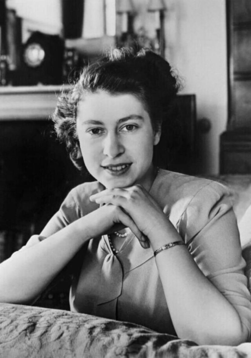 20 black-and-white portraits of a young Elizabeth II in the 1940s