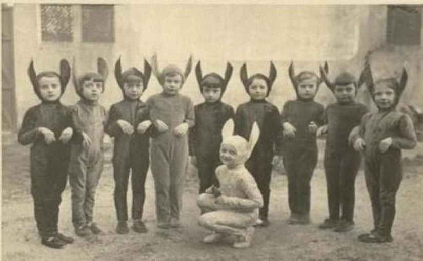 20 disfraces de Halloween extraños y ridículos de fotos antiguas