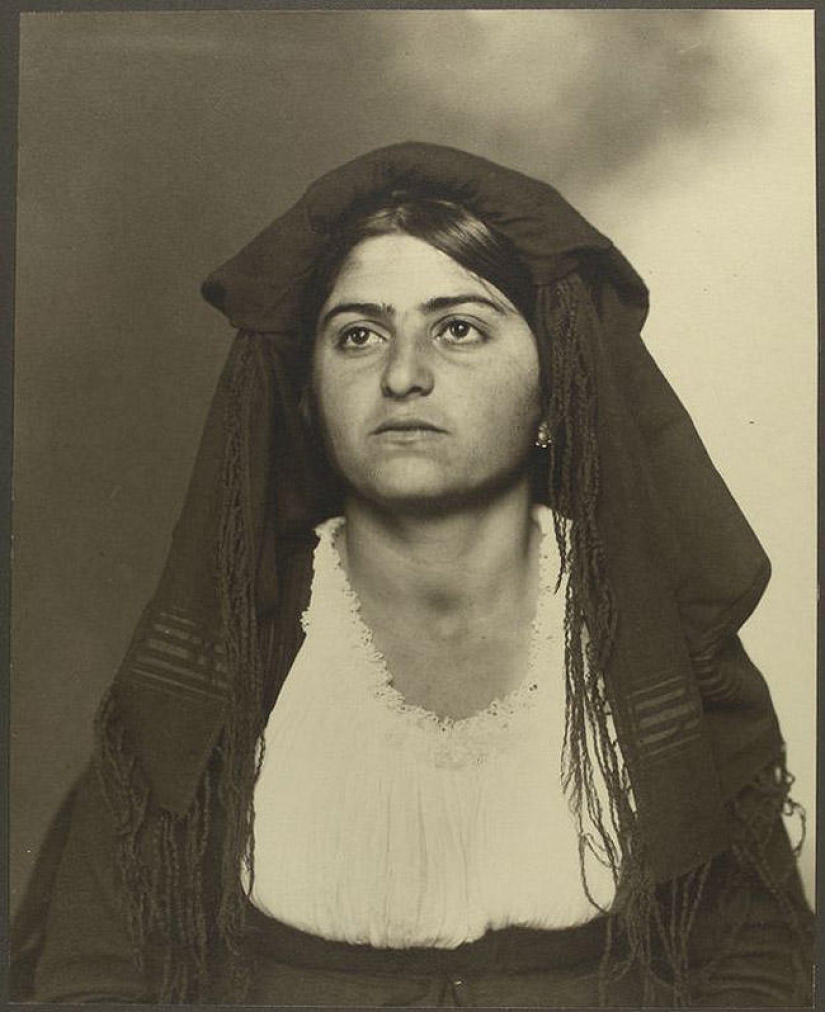 20 portraits of immigrants to America at the beginning of the last century