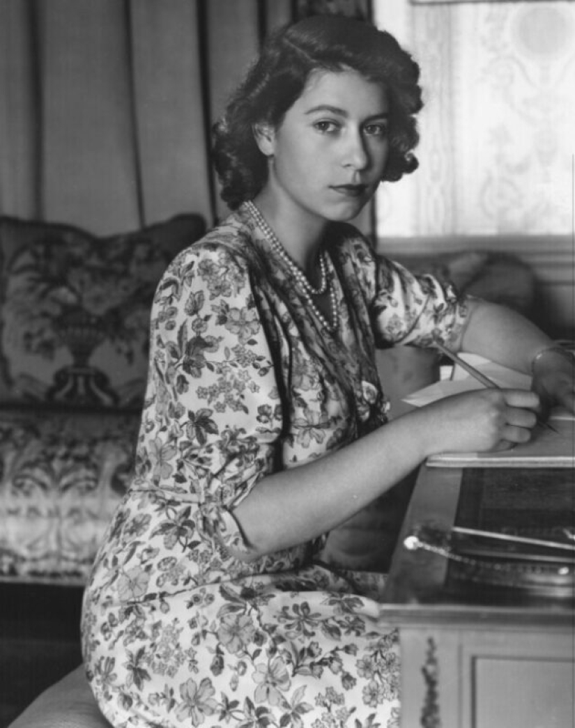 20 retratos en blanco y negro de una joven Isabel II en la década de 1940