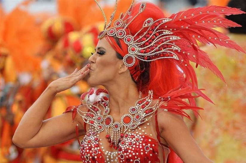 Carnival girls. Карнавал в Сан Паулу. Бразильский карнавал. Бразильский маскарад. Карнавал девушка.