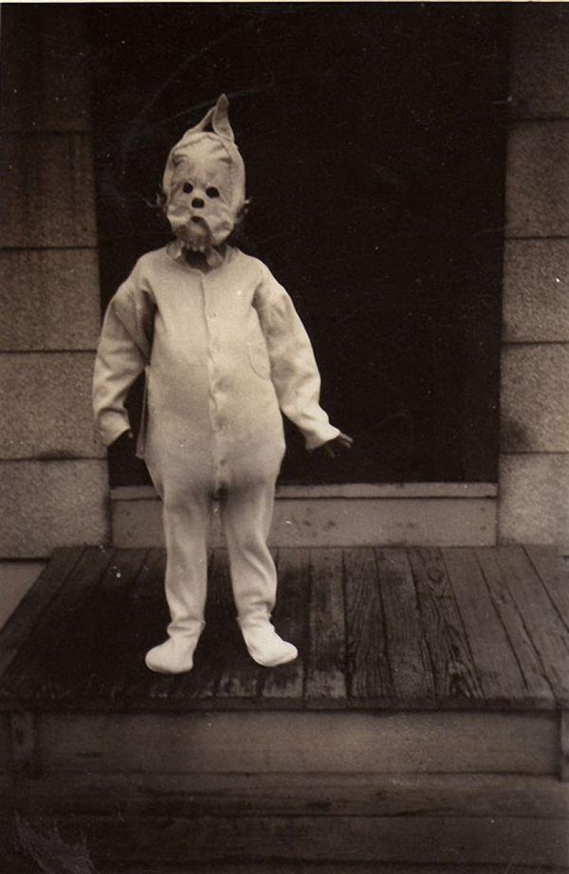 20 weird and Ridiculous Halloween costumes from old photos