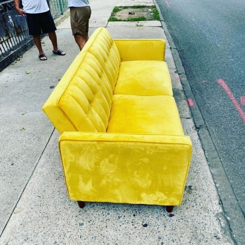 22 examples of how some people throw away and others find treasures right in the middle of the street