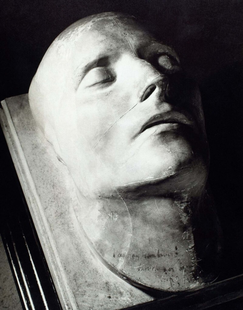 26 death masks of famous historical figures