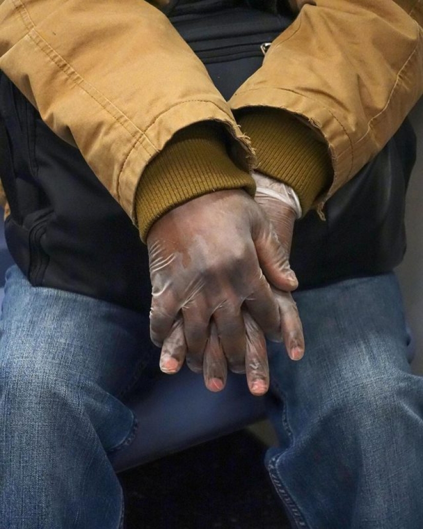 27 atmospheric pictures from Instagram dedicated to the hands of New York subway passengers