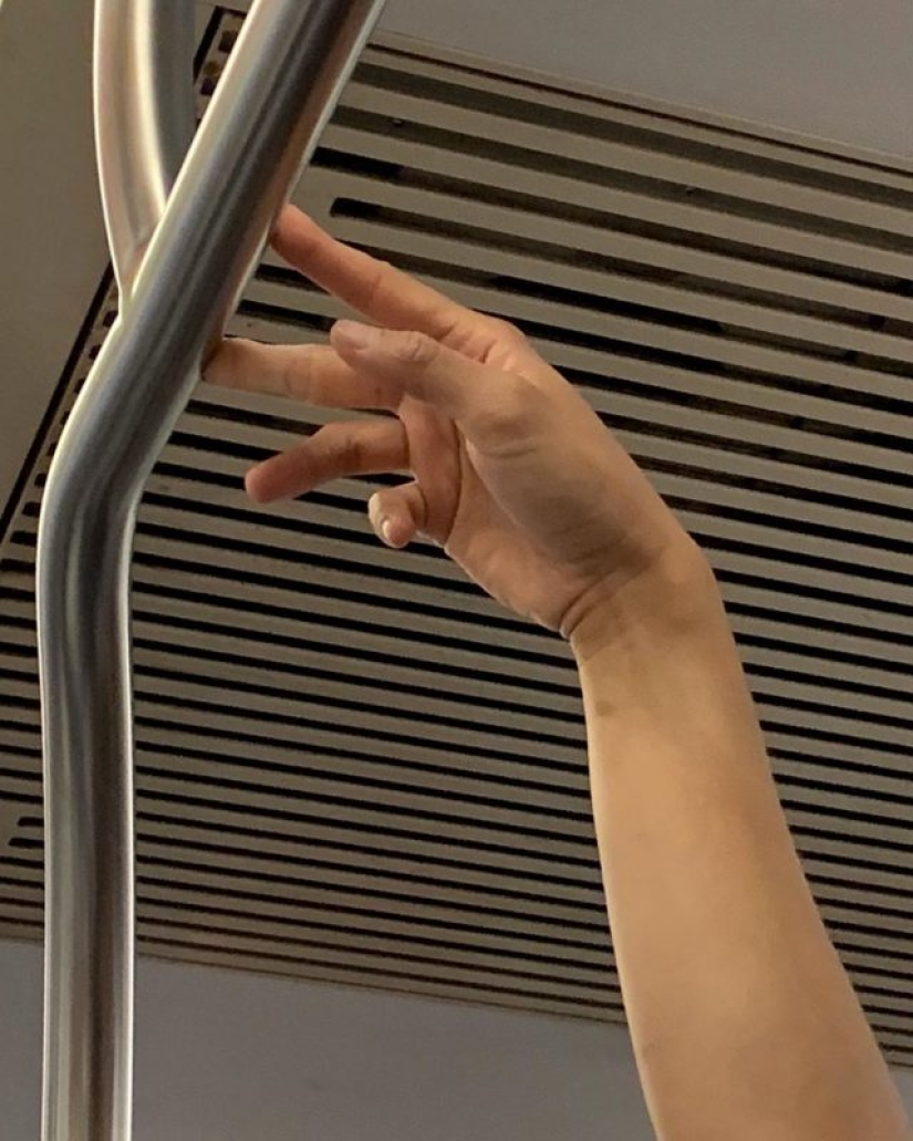 27 atmospheric pictures from Instagram dedicated to the hands of New York subway passengers