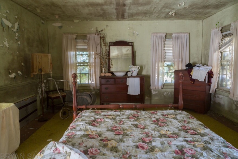 27 creepy photos of an abandoned farmstead