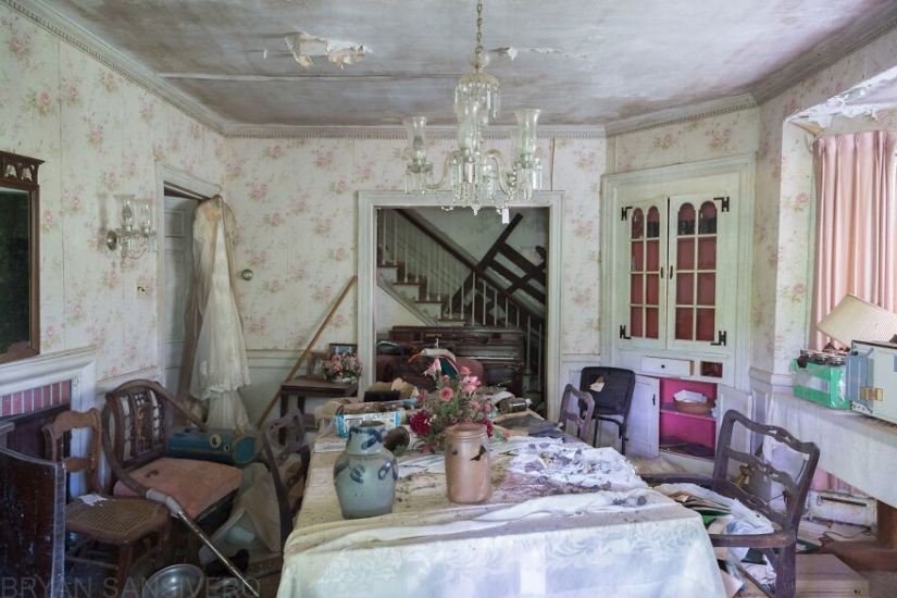 27 creepy photos of an abandoned farmstead