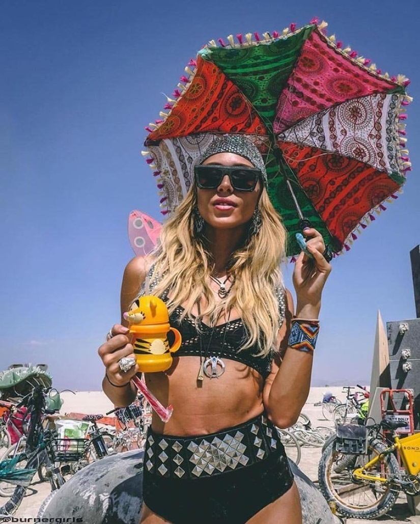 30 fotos de chicas calientes del festival de luz y fuego "Burning Man 2018"