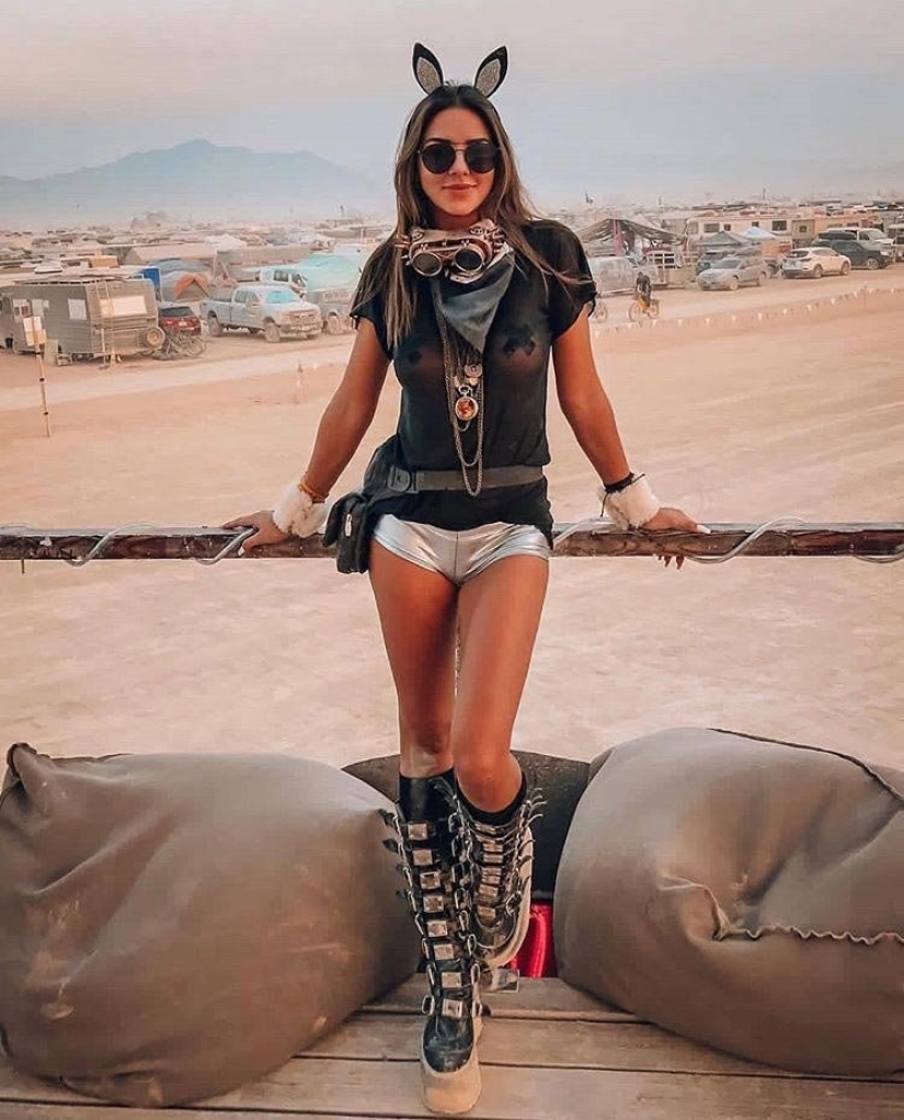 30 fotos de chicas calientes del festival de luz y fuego "Burning Man 2018"