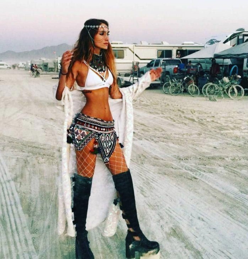 30 photos of hot girls from the festival of light and fire "Burning Man 2018"
