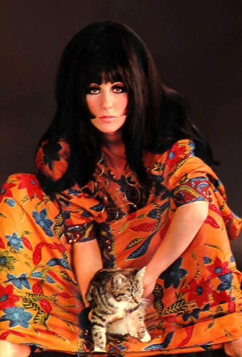 30 vintage photos of celebrities posing with their favorite cats